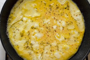 Baharatlı omlet, siyah granit panoda yemek. Üst manzara..