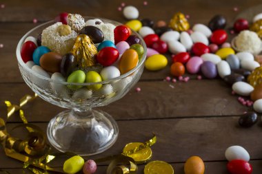 Ahşap masadaki geleneksel Türk tatlılarından yakın çekim.