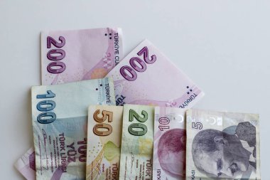 Beyaz kağıt üzerine renkli Türk lirası banknotları