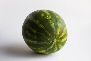 Beyaz yüzeyde nefis karpuz yakın plan çekimi.