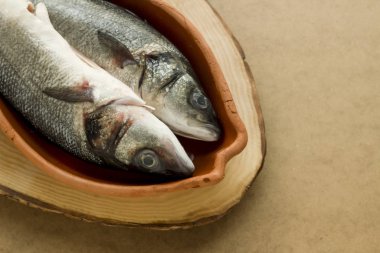 Çiğ balığın yakın plan görüntüsü.