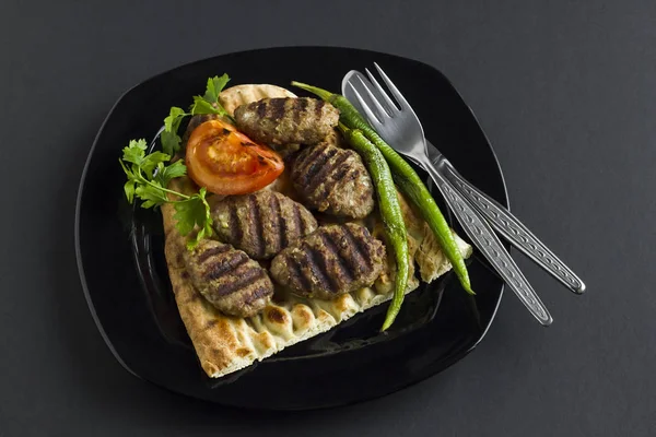 Albóndigas Parrilla Pan Plano Cocina Turca Con Tomate Pimienta Parsley — Foto de Stock