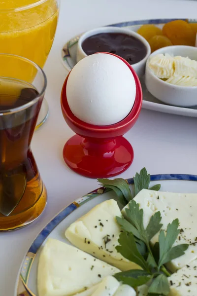 Крупный План Вкусного Вареного Яйца Красном Держателе Праздничном Столе — стоковое фото