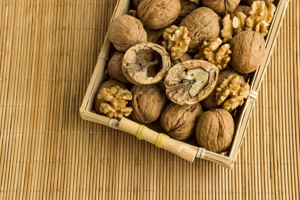 Lähikuva Kuva Herkullisia Saksanpähkinöitä Puulaatikossa — kuvapankkivalokuva