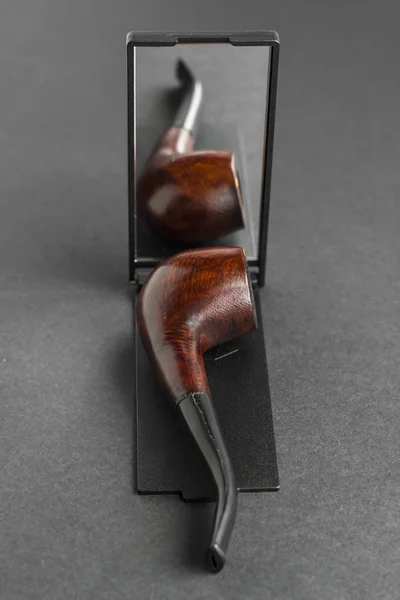 Vintage Tobacco Wooden Pipe Front Mirror Reflection Grey Background Conceptual — kuvapankkivalokuva