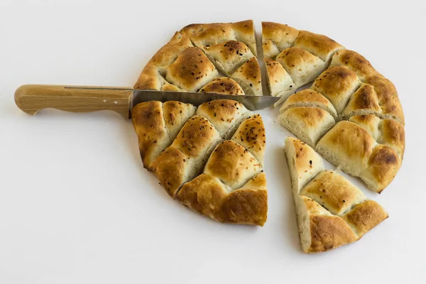 Kolmio Viipaloitu Ramadan Bread Pide Valkoisella Taustalla Veitsellä — kuvapankkivalokuva