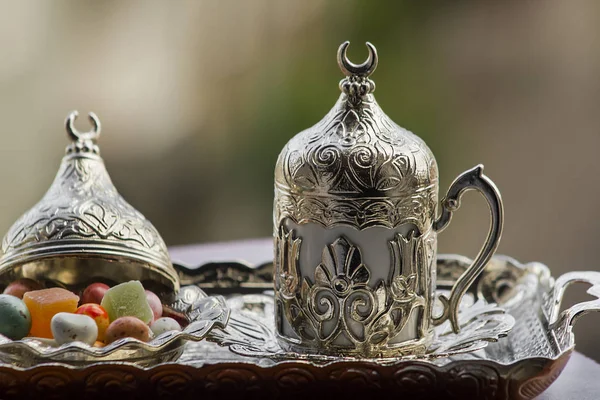전통적 터키식 커피를 쟁반에 맛있는 — 스톡 사진