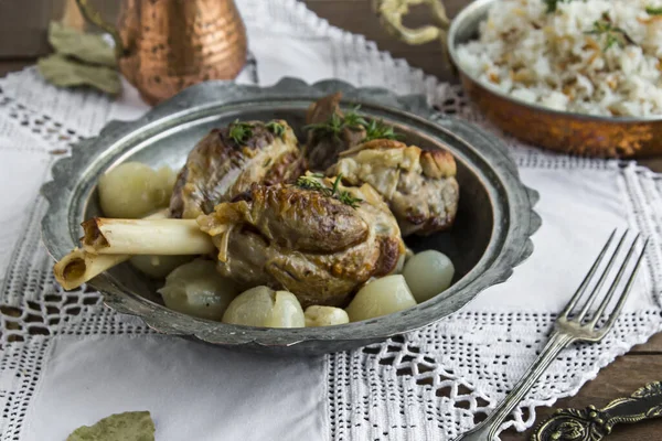 Lammeskall Ris Kjernemelk Servert Trebord Med Håndlagde Blondeduker Gammel Kobberdishesjon – stockfoto