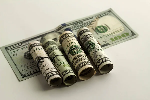 Zbliżenie Ujęcia Walcowanych Banknotów Dolarowych Białym — Zdjęcie stockowe