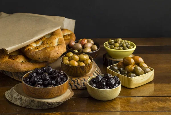 Close Shot Delicious Turkish Pide Bread Various Olives Bowls — Stockfoto