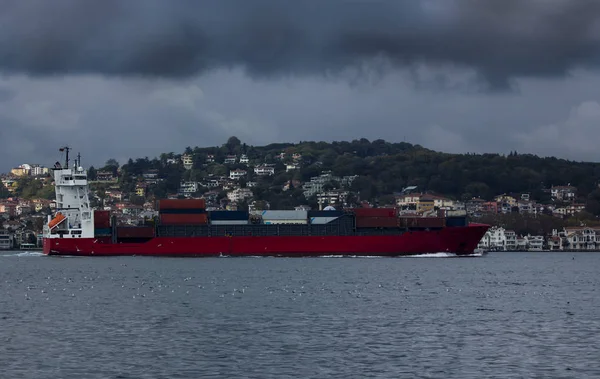 Color Rojo Largo Buque Carga Pasa Través Las Aguas Istanbul — Foto de Stock