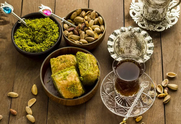 Traditional Turkish Pastry Dessert Baklava Wooden Bowls Wooden Table Tea — kuvapankkivalokuva