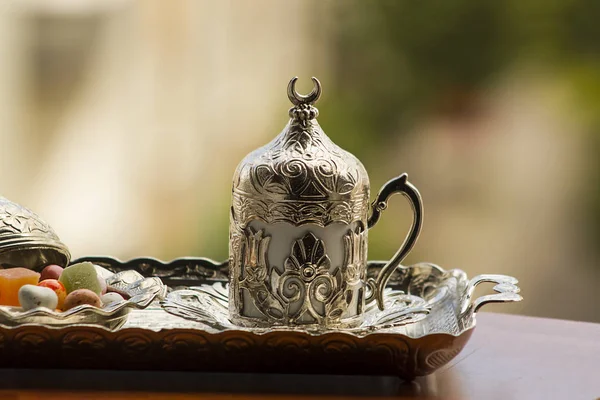 特写镜头 用金属盘子上的传统土耳其咖啡制作美味的果冻豆 — 图库照片