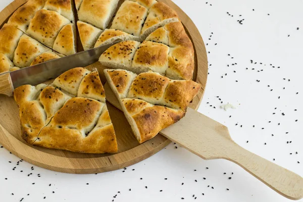 木制切菜板上和白色上的美味土耳其松露面包特写镜头 — 图库照片