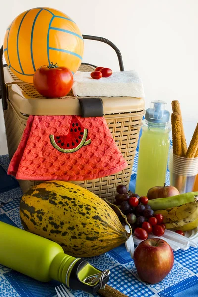 Nahaufnahme Von Leckerem Picknick Essen Und Wein Auf Serviette — Stockfoto