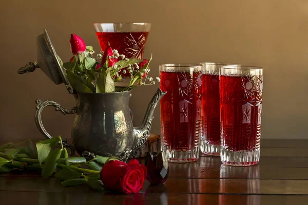 シャーベットグラスで赤いバラのクローズアップショット — ストック写真