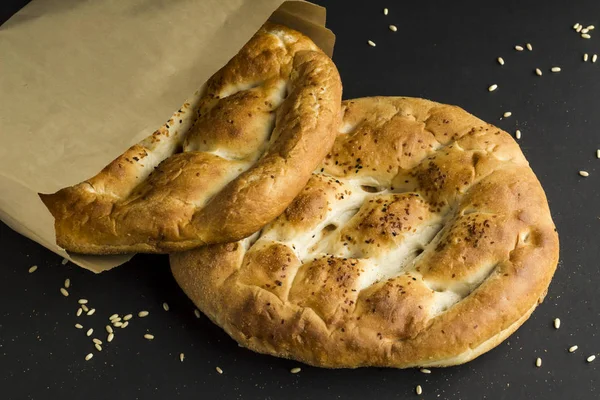 Primer Plano Delicioso Pan Turco Pide Superficie Negra —  Fotos de Stock