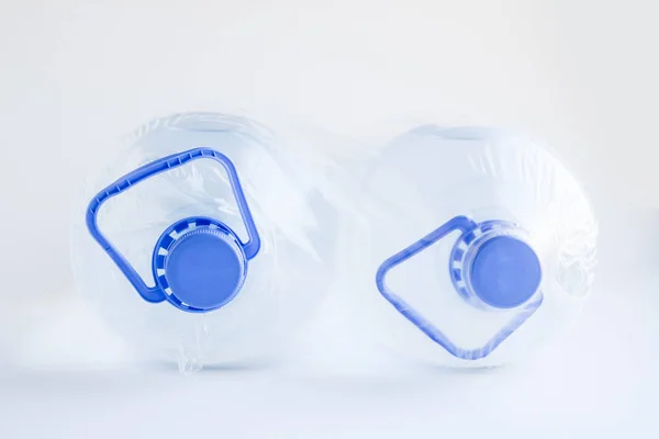Крупним Планом Знімок Двох Великих Пластикових Пляшок Води Білій Поверхні — стокове фото