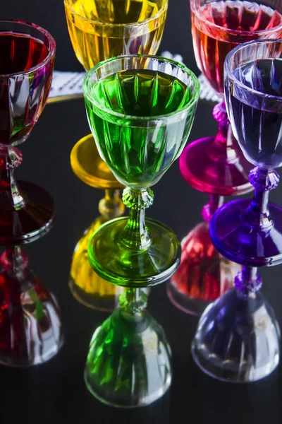 Coloridos Elegantes Vasos Licor Bandeja Del Espejo Bayram Concepto — Foto de Stock