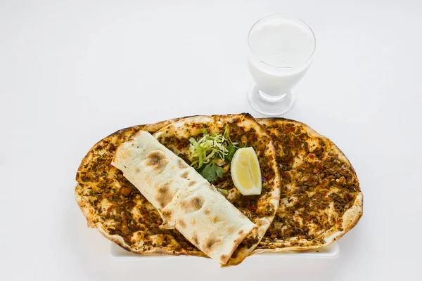Perinteinen Turkkilainen Lahmacun Pizza Valkoisella Posliinilevyllä Yksi Rullattu Tuoreella Koristeella — kuvapankkivalokuva