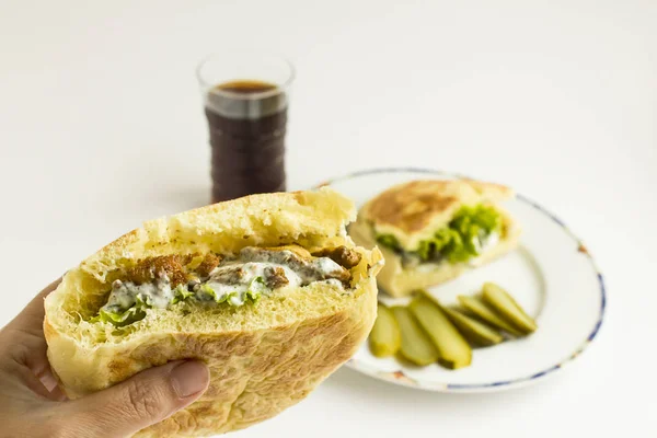 Hacer Sándwich Por Doner Crema Agria Tomate Cebolla Hoja Lechuga — Foto de Stock