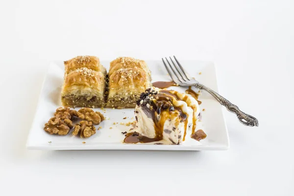 Närbild Bild Läckra Turkiska Baklava Dessert Tallrik Med Glass — Stockfoto