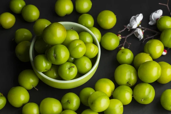 Primer Plano Deliciosas Ciruelas Cereza Verde Negro — Foto de Stock