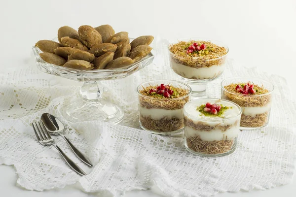 Nærskudd Med Deilig Turkaktig Søt Dessert Bordet – stockfoto