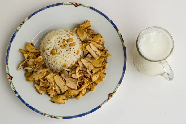Lähikuva Kuva Herkullista Arabialaista Ruokaa Lautasella Valkoisella Pöydällä — kuvapankkivalokuva