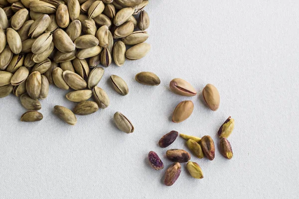 Primo Piano Deliziosi Pistacchi Sulla Superficie Bianca — Foto Stock