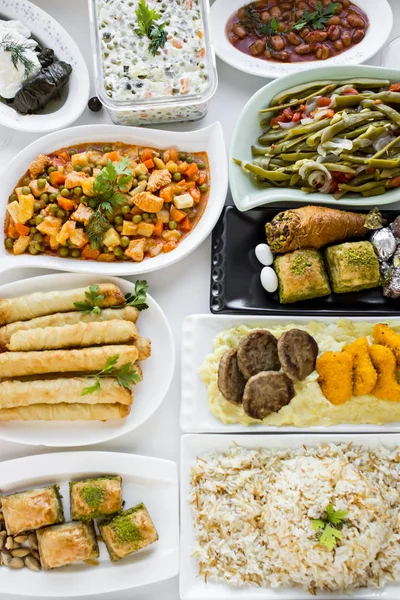 Enfes festival masasının yakın plan çekimleri, çeşitli yemekler, dikey görüntü.