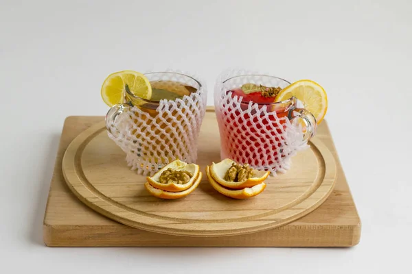 Dwie Filiżanki Herbaty Ziołowej Drewnianej Tacy Skorupkami Owoców Pomarańczowych — Zdjęcie stockowe