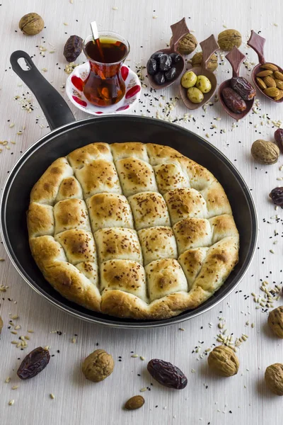 Close Shot Delicious Turkish Ramadan Bread Pide Fry Pan Nuts — 스톡 사진