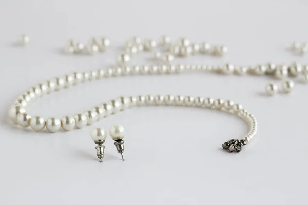 Stilvolle Perlenkette Auf Weißer Oberfläche Mit Ohrringen Und Verstreuten Perlenkörnern — Stockfoto