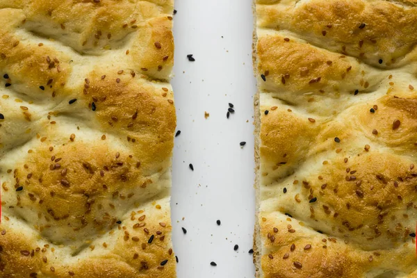 特写镜头 美味的土耳其松露面包 切成两半 — 图库照片