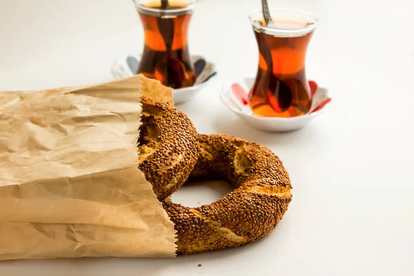 Gros Plan Bagels Recouverts Graines Sésame Tasses Thé Verre Sur — Photo