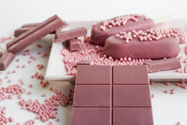 Fourth Type Chocolate Ruby Chocolate Bar Ice Cream White Porcelain – stockfoto