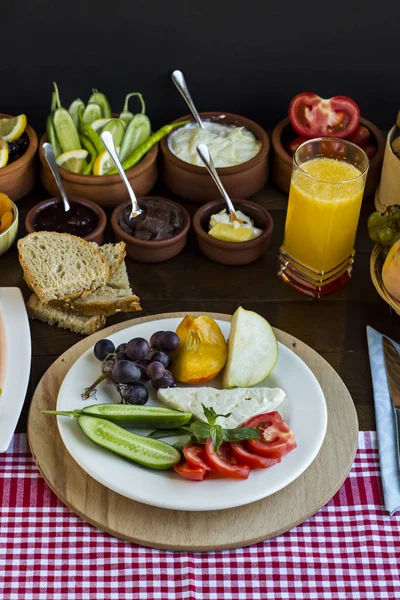 Zblízka Záběr Lahodného Ramadánského Svátečního Stolu Různými Pokrmy — Stock fotografie