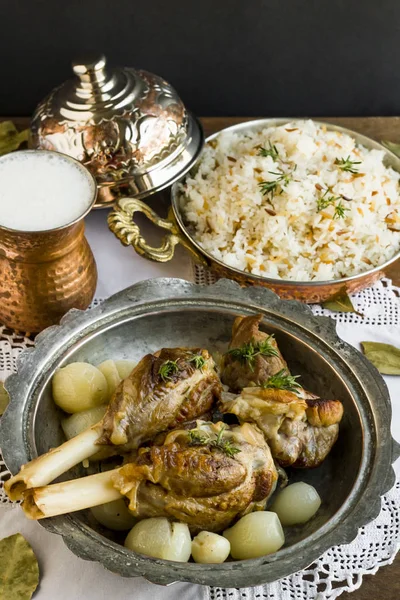 Традиционное Исламское Блюдо Жертвоприношение Винтажной Медной Посуде Листьями Дерева Дафны — стоковое фото