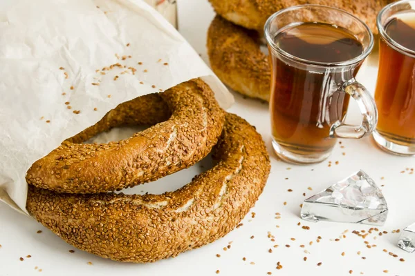 Gros Plan Des Bagels Couverts Graines Sésame Des Tasses Thé — Photo