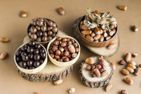 Lähikuva Kuva Herkullisia Pähkinöitä Lasitettu Suklaassa — kuvapankkivalokuva