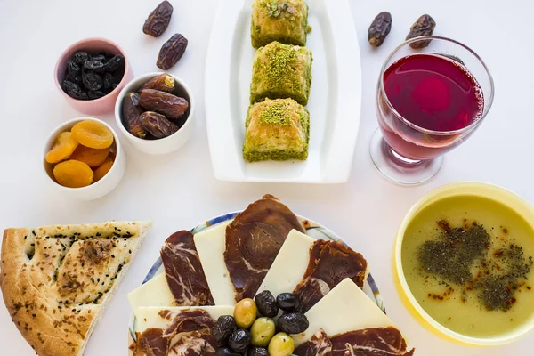 Symbolske Matvarer Ramadan Tørket Alder Kjøtt Svarte Oliven Linsesuppe Pide – stockfoto