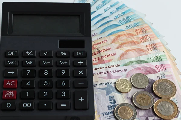 Nærbilder Turkis Mynter Hvitt Med Kalkulator – stockfoto