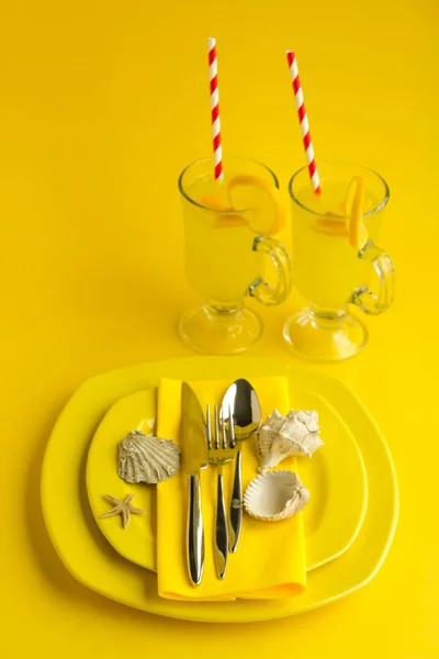 Tyylikkään Ateriapalvelun Asettaminen Keltaisilla Posliinilevyillä Ruokailuvälinesarjalla Keltaisella Paperipyyhkeellä Kahdella Lasillisella — kuvapankkivalokuva