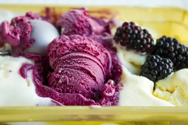 Helado Limón Morera Negra Caja Plástico Con Frutas Morera Negra — Foto de Stock