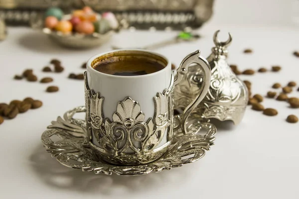 Nærbilde Nydelige Jelly Beans Med Tradisjonell Turkaktig Kaffe Metallfat – stockfoto