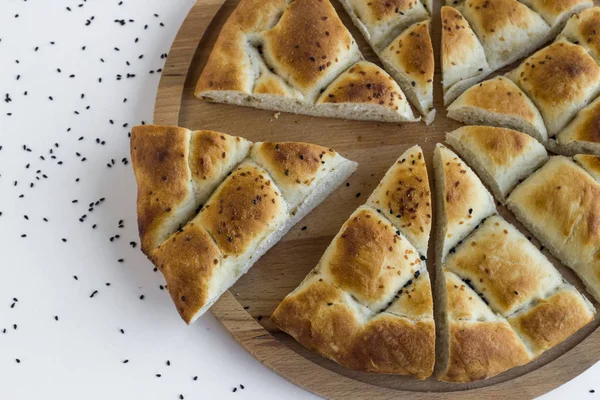 三角形切片的土耳其斋月面包 铺在木板上 — 图库照片