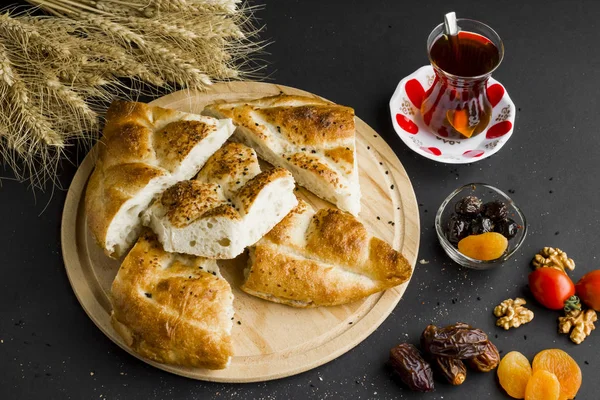 传统的土耳其斋月观念 薄片斋月面包和红茶加麦穗和水果 — 图库照片