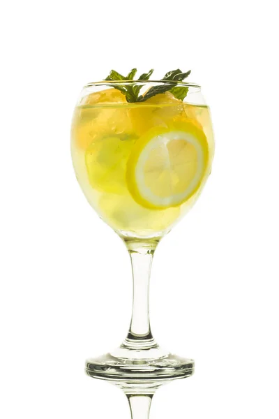 Szklanka Lemoniady Miętą Cytryną Białym Tle — Zdjęcie stockowe
