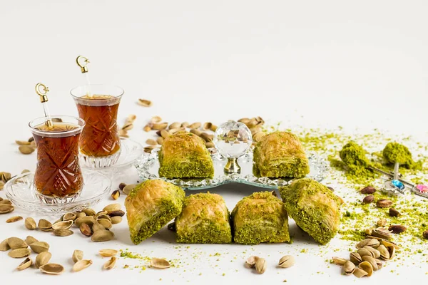 Lähikuva Kuva Herkullinen Turkkilainen Makea Jälkiruoka Teetä Valkoisella Pöydällä — kuvapankkivalokuva